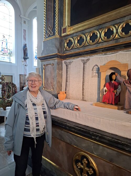 Die Jahreskrippe in der Pfarrkirche Hittisau ist ein Herzensprojekt von Paula Bechter, das sie Woche für Woche mit viel Liebe gestaltet. 